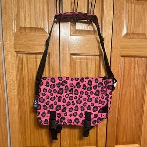 Wildkin bright pink leopard messenger bag. Padded interior. New with tag…